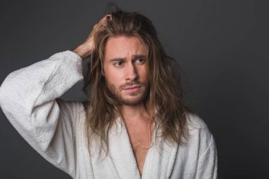 Depresif adam beyaz elbise içinde