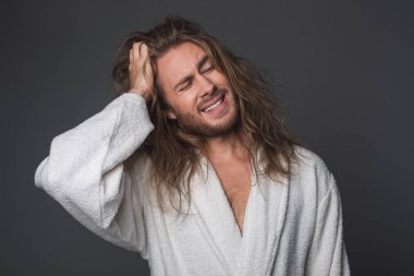 Having baş ağrısı memnun genç erkek