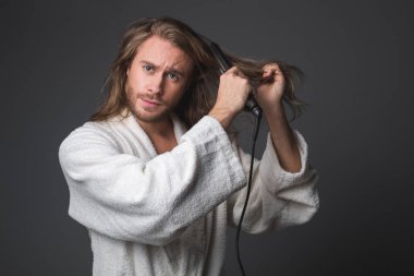 Endişeli adam onun bak yerleştirme