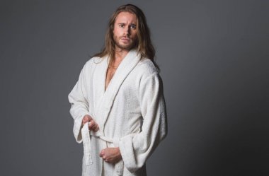 Şiddetli erkek giyen beyaz elbisem