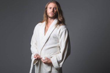 Ciddi adam onun üstünü giyim