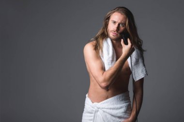 Meslektaşlar genç erkek ile Elektrikli tıraş makinesi