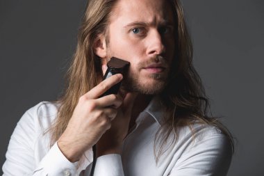 Tıraş kullanarak yakışıklı genç