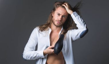 Ciddi adam kendisi hakkında dikkat çekici