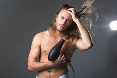 Oldukça sağlıklı görünen bir saç adamla