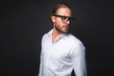 Gözlük takan sorunsuz glamour adam