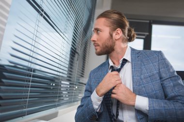 İyi görünümlü adam kravat düzleştirme