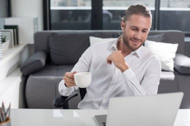 İş yerinde dinlenme alarak sakin işadamı