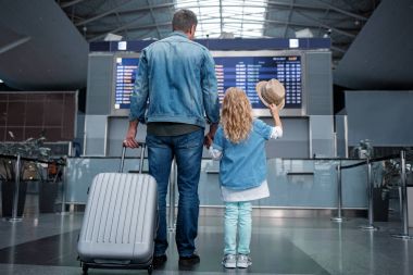 Mutlu aile birlikte onların yolculuk başlıyor