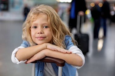 Çok güzel çocuk terminal salonunda duruyor