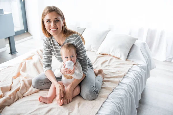 Feliz madre está alimentando a su hijo —  Fotos de Stock