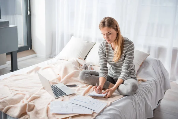 Elsősorban női írás a csecsemő közelében pad — Stock Fotó