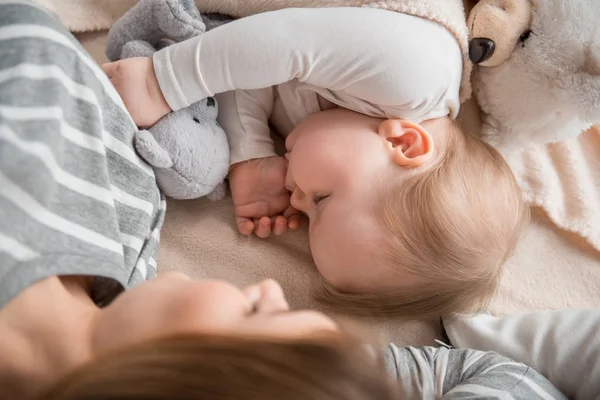 Ren spädbarn som vilar med härlig mor — Stockfoto