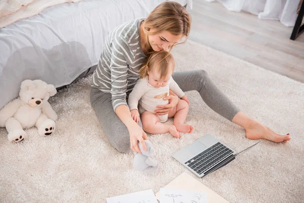 Satisfecho mamá relajarse en el dormitorio —  Fotos de Stock