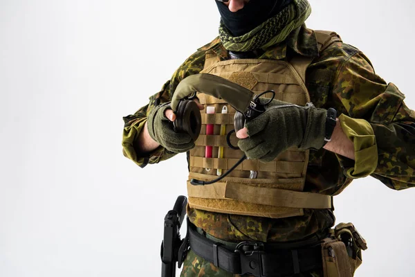 兵士の手保持近代的なイヤホン — ストック写真