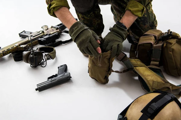 Braços de soldado em luvas preparando munição — Fotografia de Stock