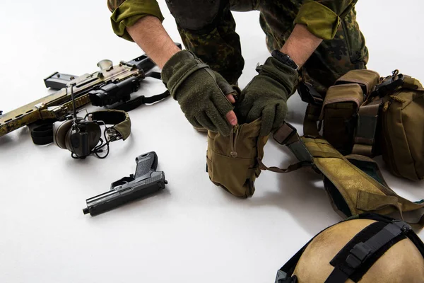 Brazos de soldado en guantes preparando municiones — Foto de Stock