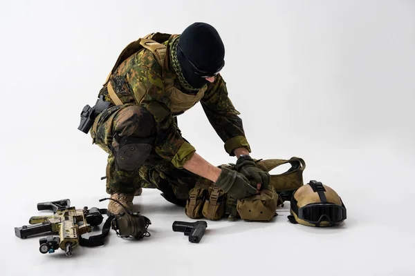 Modern hadsereg egységes felkészülés védő — Stock Fotó