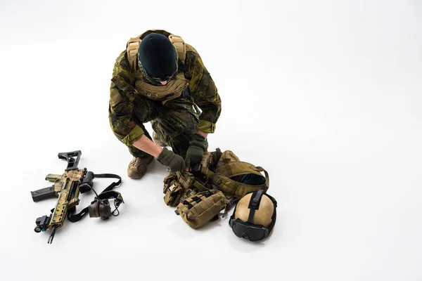 Pacificador preparando uniforme do exército para usá-lo — Fotografia de Stock