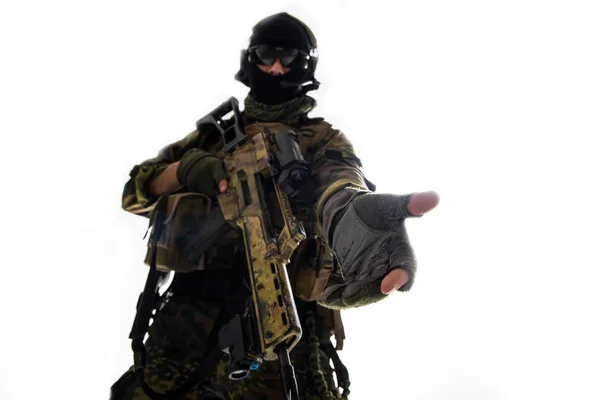 Seriöser Soldat in Uniform bietet Arm an — Stockfoto