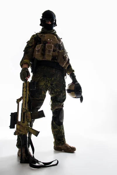 Defensor calmo segurando rifle assalto — Fotografia de Stock