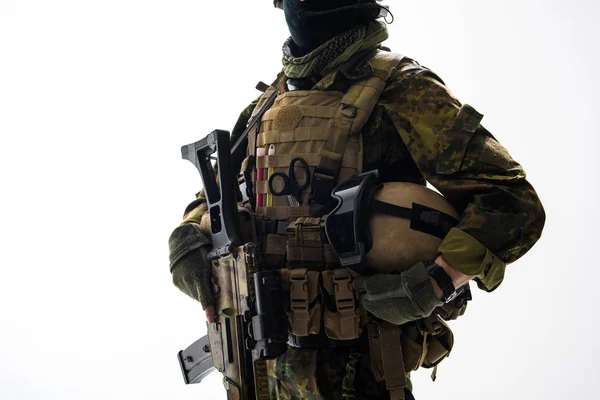 Braço de soldado mantendo arma moderna — Fotografia de Stock