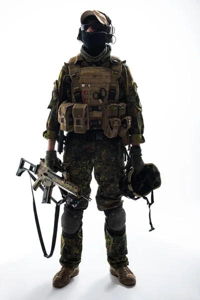 Спокойный солдат держит штурмовую винтовку в руках — стоковое фото
