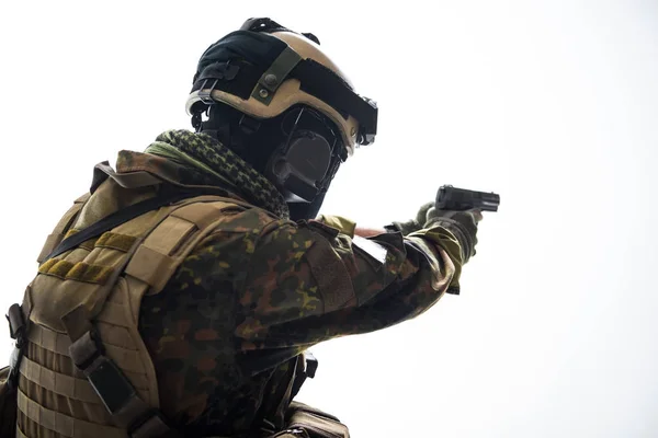 Soldado disparando com pistola moderna — Fotografia de Stock