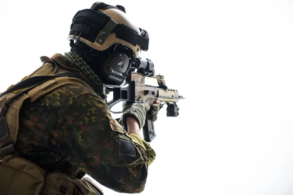Soldado segurando rifle assalto nas mãos — Fotografia de Stock