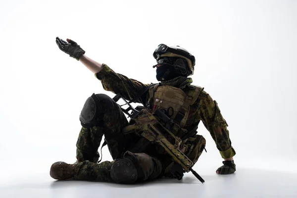 Schwerwiegender Soldat streckt Arm aus — Stockfoto