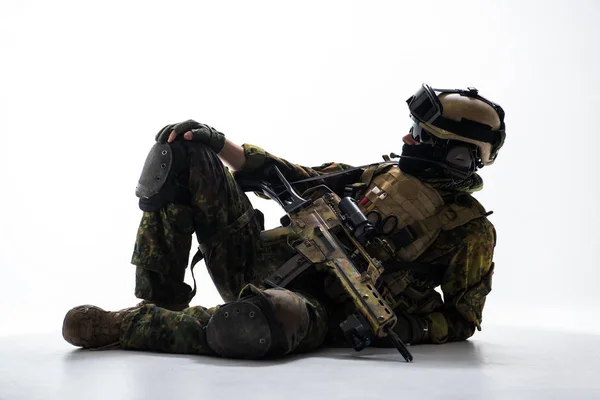 Pacificador masculino em uniforme relaxante — Fotografia de Stock