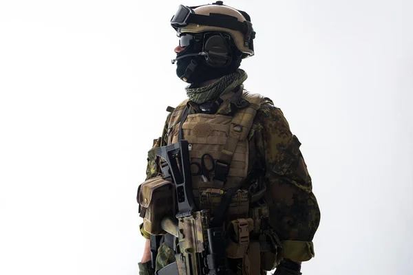 Soldat calme racontant par gadget — Photo