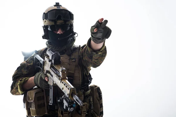 Seriöser Soldat zeigt Zeichen am Arm — Stockfoto