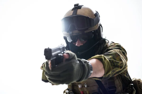 Serene soldat innehav stål pistol — Stockfoto