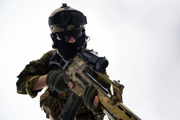 Soldado calmado sosteniendo arma moderna — Foto de Stock