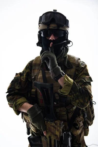 Serene soldat gör tystnad gest — Stockfoto