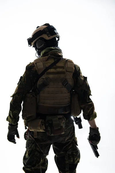 Żołnierz w mundurze armii strzelanie z pistoletu — Zdjęcie stockowe