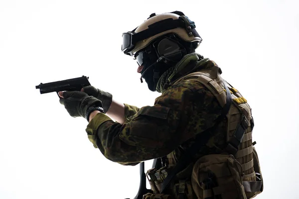 Soldado ordenado atirando com pistola — Fotografia de Stock