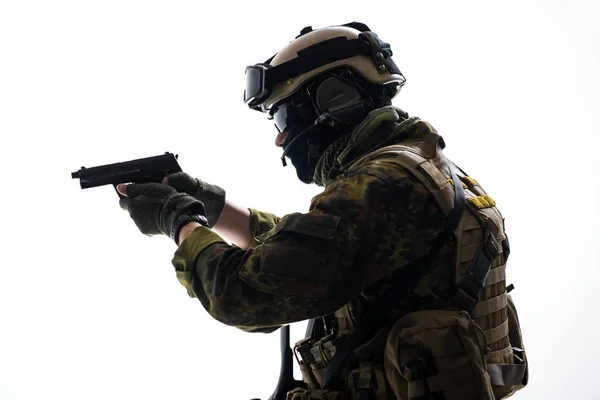 Ordnad soldat skytte med pistol — Stockfoto