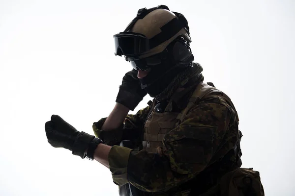 Soldat serein racontant par écouteurs spéciaux — Photo