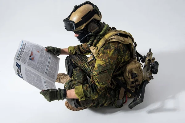 Seriöser Soldat schaut Artikel durch — Stockfoto