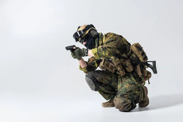 Ruhiger Soldat schießt mit Waffe — Stockfoto