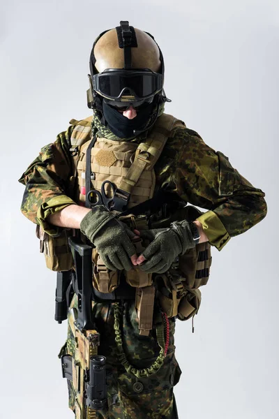 Spokojny żołnierz zamykanie KAMIZELKA KULOODPORNA — Zdjęcie stockowe