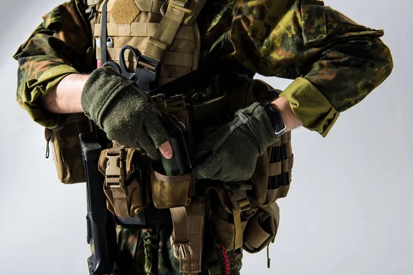 Defender händer som håller fragmentering granat — Stockfoto