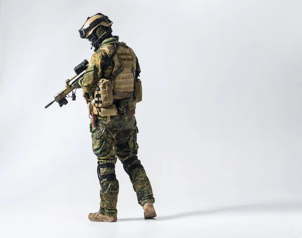 Lugn soldat bär skyddande militär uniform — Stockfoto