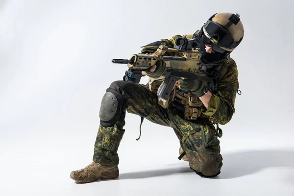 Soldado atirando com rifle de assalto — Fotografia de Stock