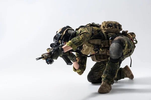 Férfi katona assault carbine felvételkészítés — Stock Fotó