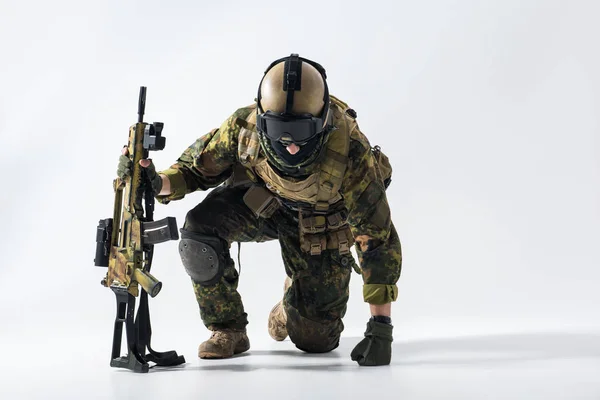 Těžkou e voják pracoval s útočná puška — Stock fotografie