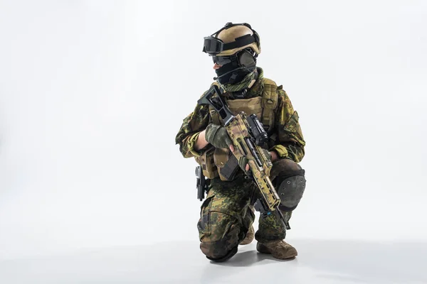 Soldat arbeitet mit Sturmgewehr — Stockfoto