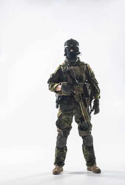 Soldado sereno trabajando con carabina de asalto — Foto de Stock